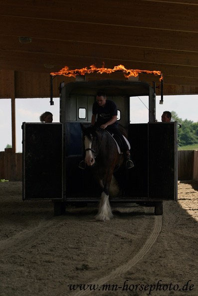 Routiniert steigt Dolly aus dem fahrenden und brennenden Hänger